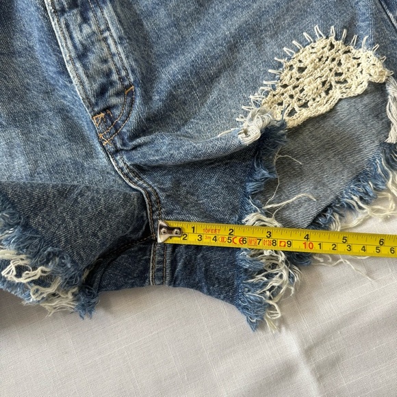 Lucky Brand Women's Blue and Cream Mom High Rise Denim Shorts Size 6/28 - Picture 8 of 12